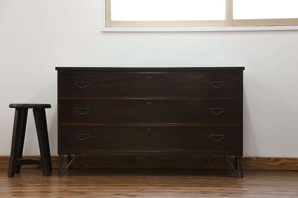 アンティーク家具　アンティーク 鉄脚付きのモダンでシックなローチェスト(ローボード)