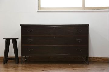 アンティーク家具　アンティーク 鉄脚付きのモダンでシックなローチェスト(ローボード)