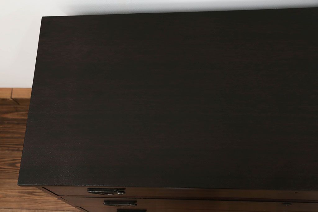 アンティーク家具　アンティーク 鉄脚付きのモダンでシックなローチェスト(ローボード)