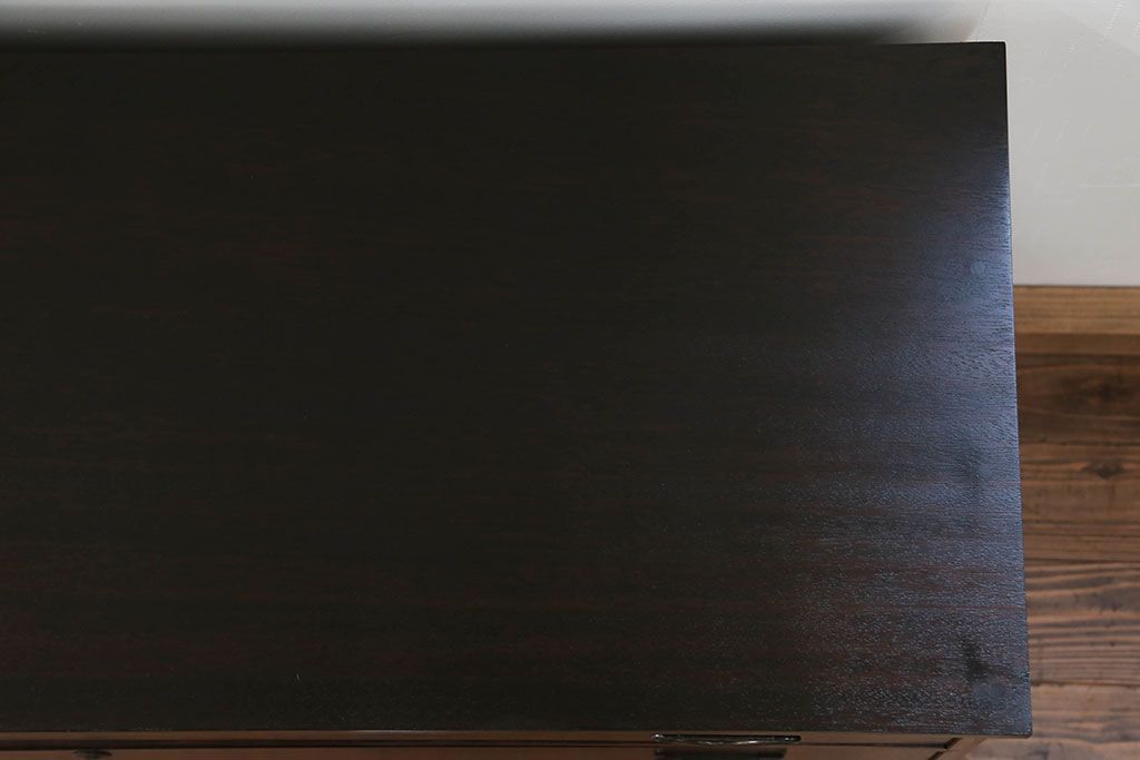 アンティーク家具　アンティーク 鉄脚付きのモダンでシックなローチェスト(ローボード)