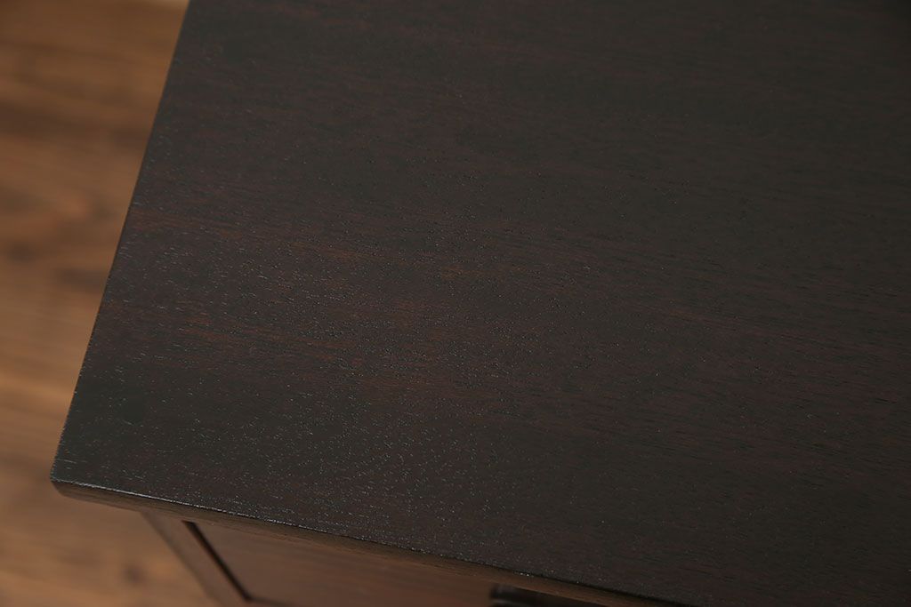 アンティーク家具　アンティーク 鉄脚付きのモダンでシックなローチェスト(ローボード)