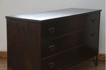 アンティーク家具　アンティーク 鉄脚付きのモダンでシックなローチェスト(ローボード)