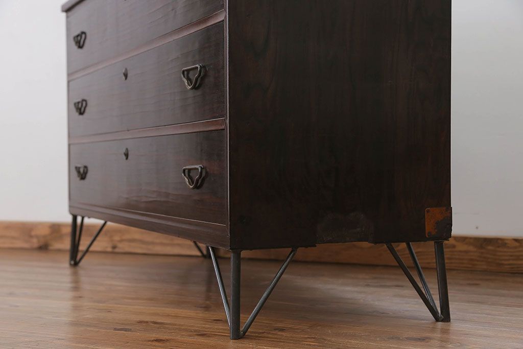 アンティーク家具　アンティーク 鉄脚付きのモダンでシックなローチェスト(ローボード)