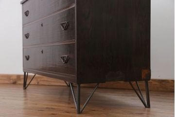 アンティーク家具　アンティーク 鉄脚付きのモダンでシックなローチェスト(ローボード)