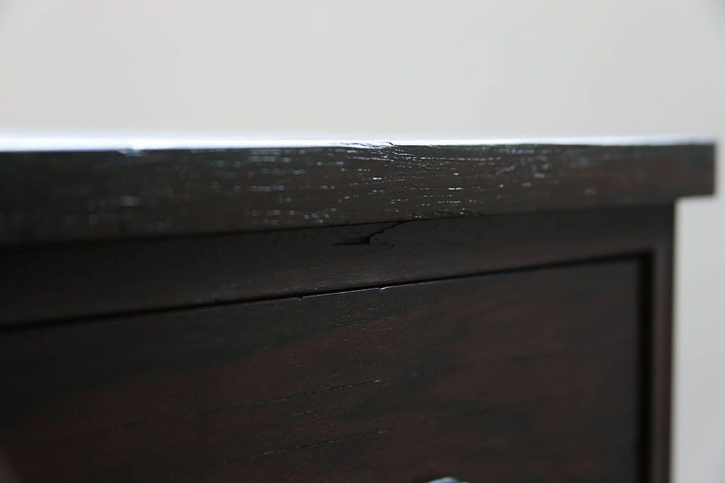 アンティーク家具　アンティーク 鉄脚付きのモダンでシックなローチェスト(ローボード)