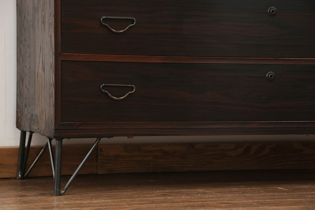 アンティーク家具　アンティーク 鉄脚付きのモダンでシックなローチェスト(ローボード)