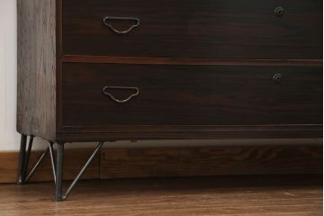 アンティーク家具　アンティーク 鉄脚付きのモダンでシックなローチェスト(ローボード)