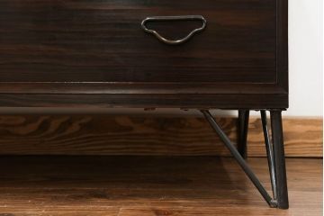 アンティーク家具　アンティーク 鉄脚付きのモダンでシックなローチェスト(ローボード)