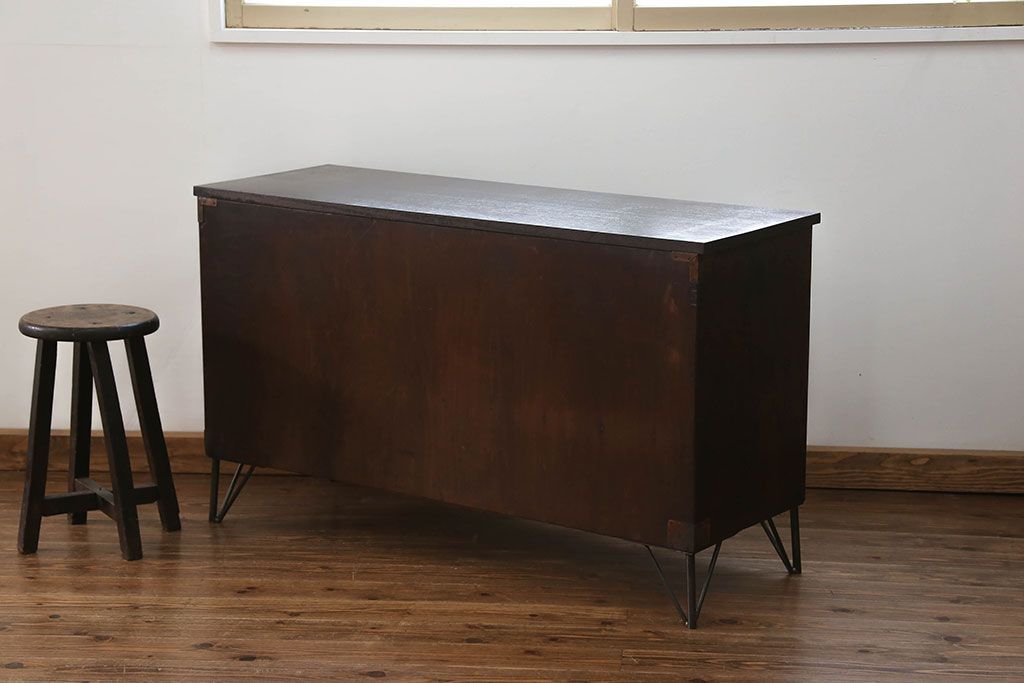 アンティーク家具　アンティーク 鉄脚付きのモダンでシックなローチェスト(ローボード)