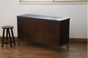 アンティーク家具　アンティーク 鉄脚付きのモダンでシックなローチェスト(ローボード)