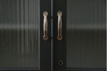 アンティーク家具　アンティーク シックなペイントの銀モールガラス本箱(ブックケース、収納棚)