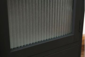 アンティーク家具　アンティーク シックなペイントの銀モールガラス本箱(ブックケース、収納棚)