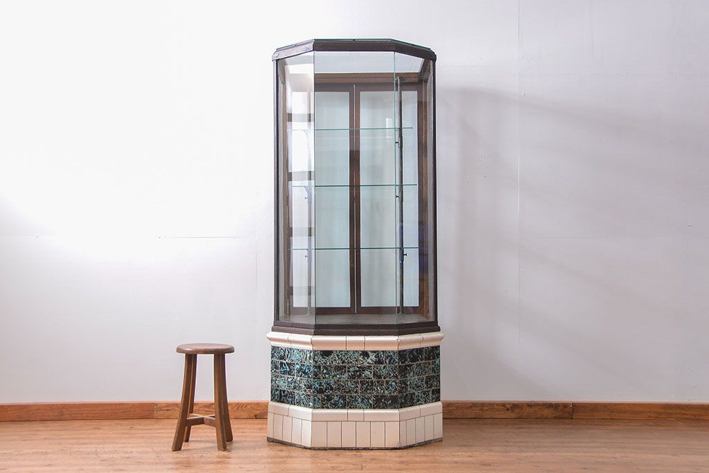 アンティーク家具　アンティーク 特大!タイル台付きの大きな六角ガラスケース(ショーケース)