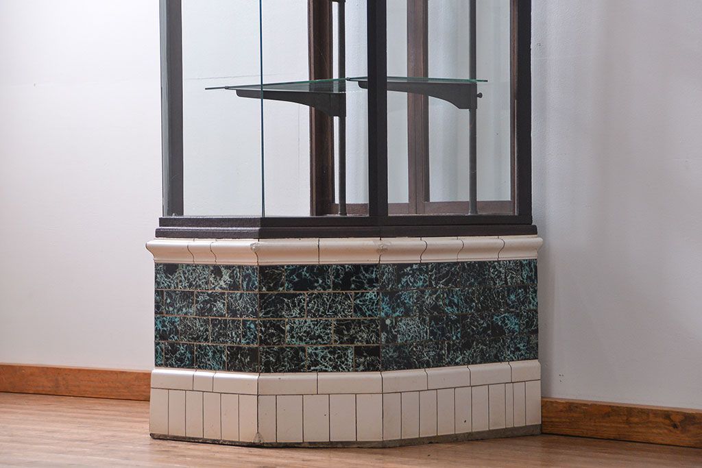 アンティーク家具　アンティーク 特大!タイル台付きの大きな六角ガラスケース(ショーケース)