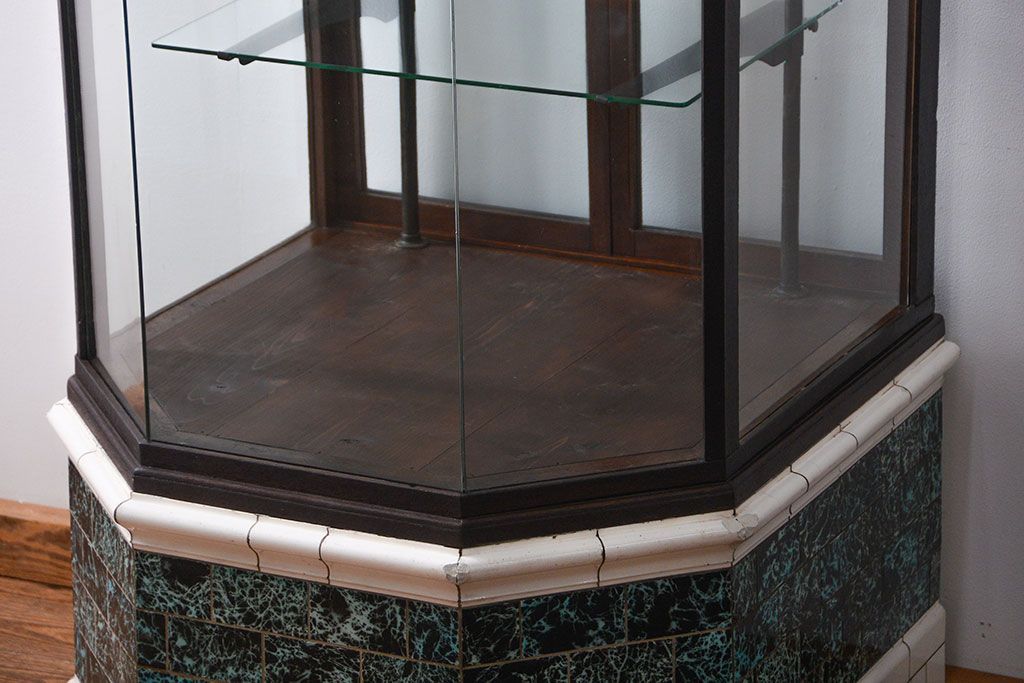 アンティーク家具　アンティーク 特大!タイル台付きの大きな六角ガラスケース(ショーケース)
