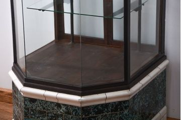 アンティーク家具　アンティーク 特大!タイル台付きの大きな六角ガラスケース(ショーケース)