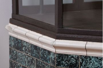 アンティーク家具　アンティーク 特大!タイル台付きの大きな六角ガラスケース(ショーケース)