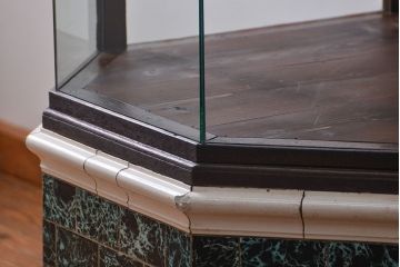 アンティーク家具　アンティーク 特大!タイル台付きの大きな六角ガラスケース(ショーケース)