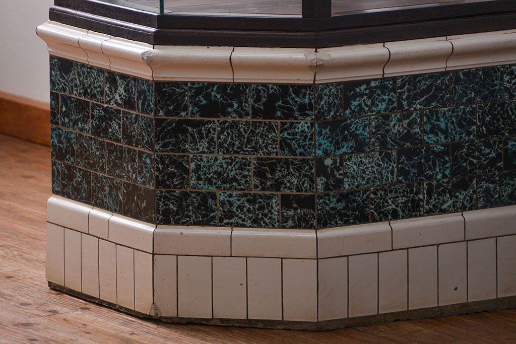 アンティーク家具　アンティーク 特大!タイル台付きの大きな六角ガラスケース(ショーケース)