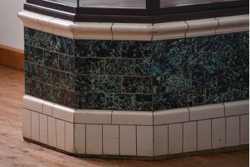 アンティーク家具　アンティーク 特大!タイル台付きの大きな六角ガラスケース(ショーケース)