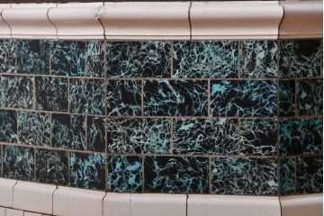 アンティーク家具　アンティーク 特大!タイル台付きの大きな六角ガラスケース(ショーケース)