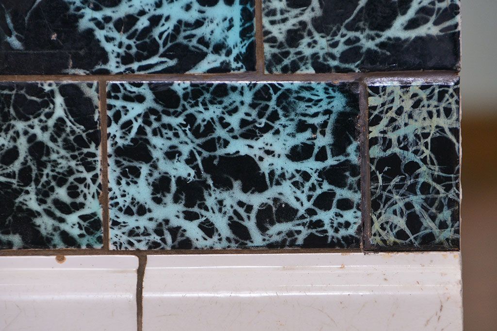 アンティーク家具　アンティーク 特大!タイル台付きの大きな六角ガラスケース(ショーケース)