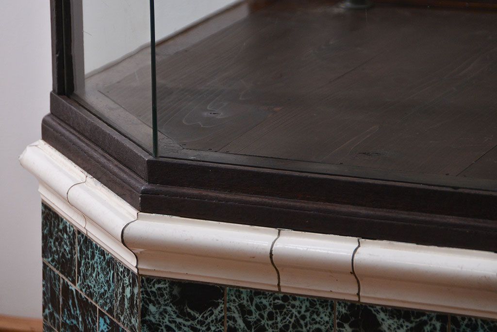 アンティーク家具　アンティーク 特大!タイル台付きの大きな六角ガラスケース(ショーケース)