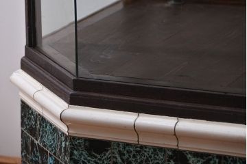 アンティーク家具　アンティーク 特大!タイル台付きの大きな六角ガラスケース(ショーケース)