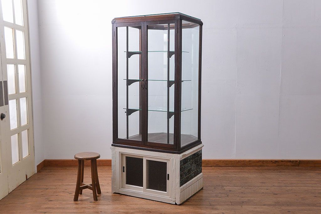 アンティーク家具　アンティーク 特大!タイル台付きの大きな六角ガラスケース(ショーケース)