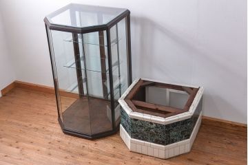 アンティーク家具　アンティーク 特大!タイル台付きの大きな六角ガラスケース(ショーケース)