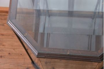 アンティーク家具　アンティーク 特大!タイル台付きの大きな六角ガラスケース(ショーケース)