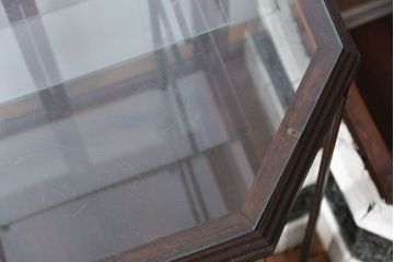 アンティーク家具　アンティーク 特大!タイル台付きの大きな六角ガラスケース(ショーケース)