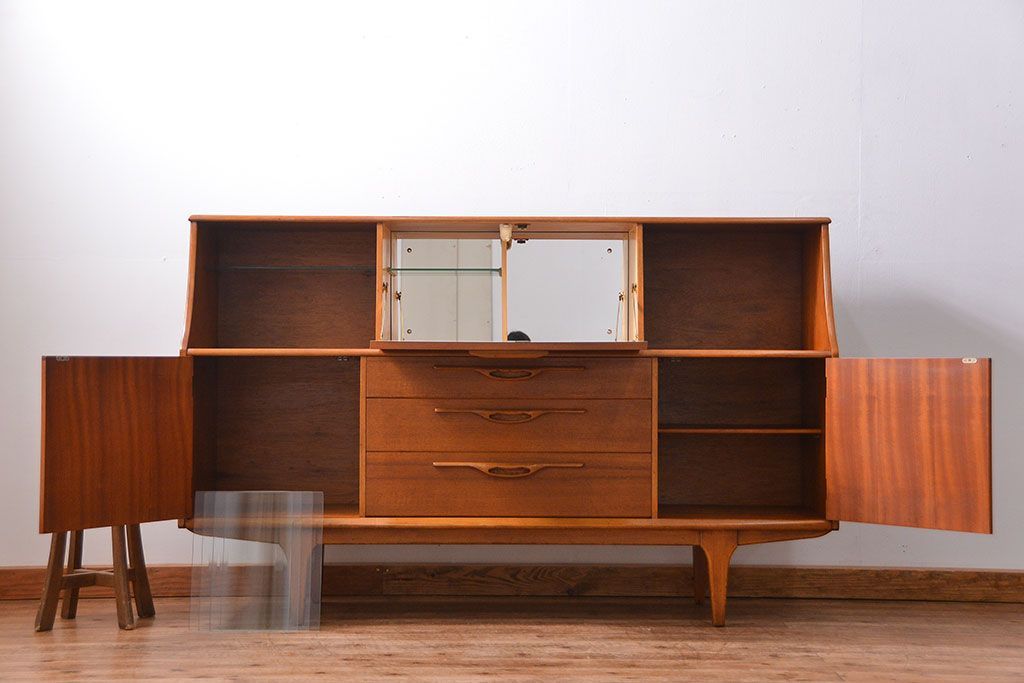 北欧家具 チーク材の北欧ビンテージ サイドキャビネット(サイドボード、リビングボード)