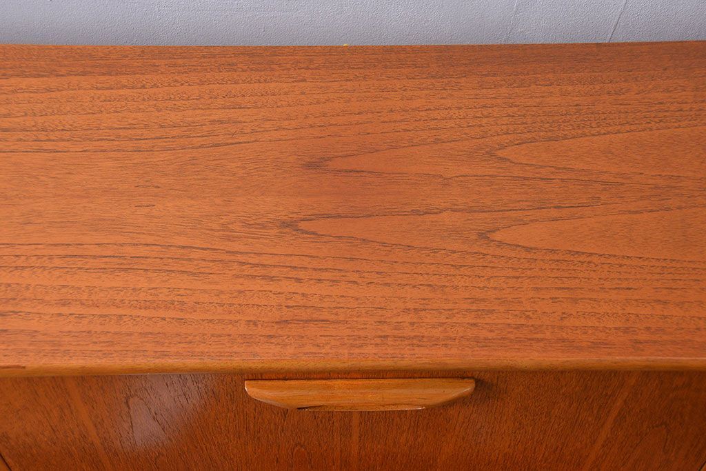 北欧家具 チーク材の北欧ビンテージ サイドキャビネット(サイドボード、リビングボード)