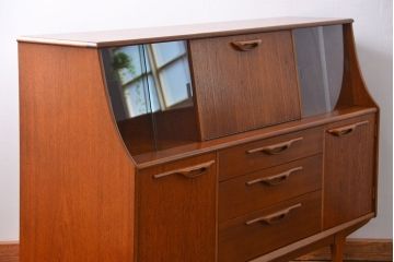 北欧家具 チーク材の北欧ビンテージ サイドキャビネット(サイドボード、リビングボード)