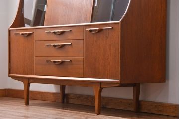 北欧家具 チーク材の北欧ビンテージ サイドキャビネット(サイドボード、リビングボード)