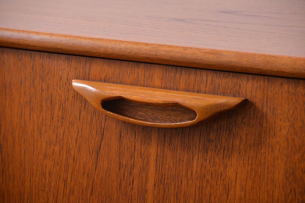 北欧家具 チーク材の北欧ビンテージ サイドキャビネット(サイドボード、リビングボード)