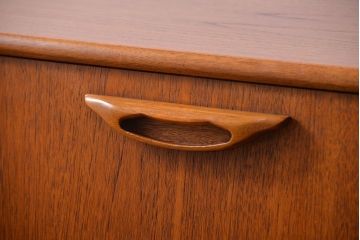 北欧家具 チーク材の北欧ビンテージ サイドキャビネット(サイドボード、リビングボード)