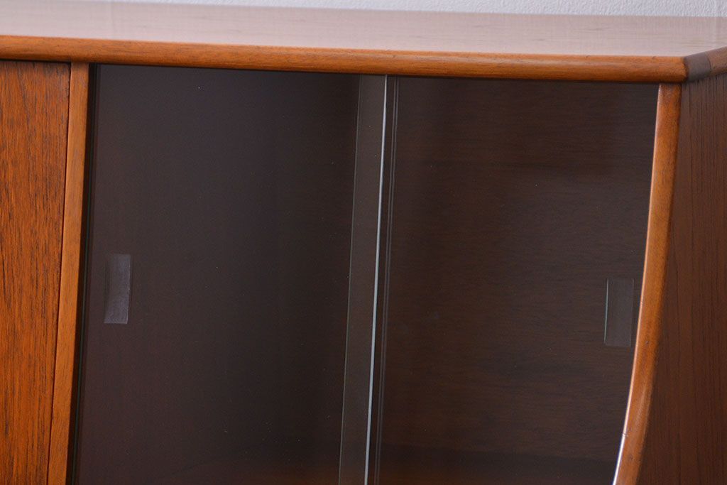 北欧家具 チーク材の北欧ビンテージ サイドキャビネット(サイドボード、リビングボード)