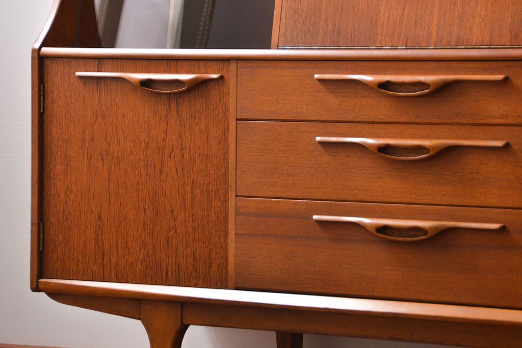 北欧家具 チーク材の北欧ビンテージ サイドキャビネット(サイドボード、リビングボード)