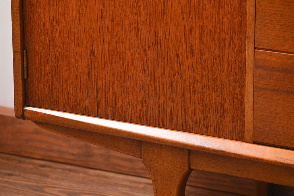 北欧家具 チーク材の北欧ビンテージ サイドキャビネット(サイドボード、リビングボード)