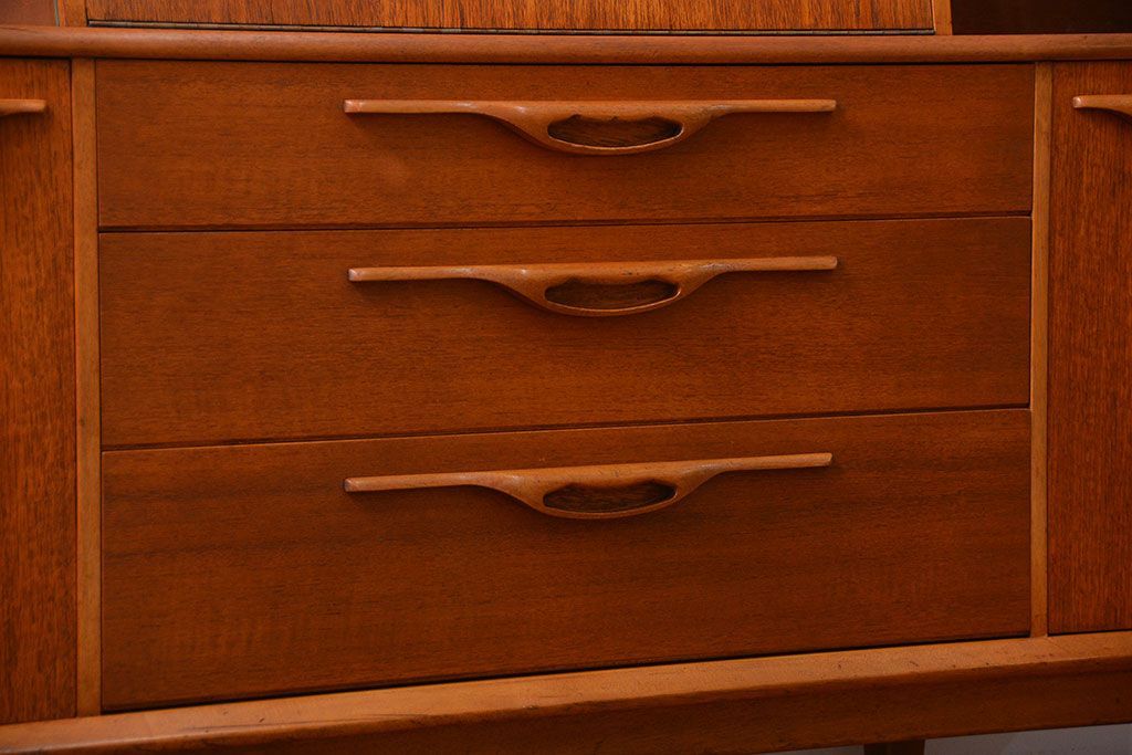 北欧家具 チーク材の北欧ビンテージ サイドキャビネット(サイドボード、リビングボード)