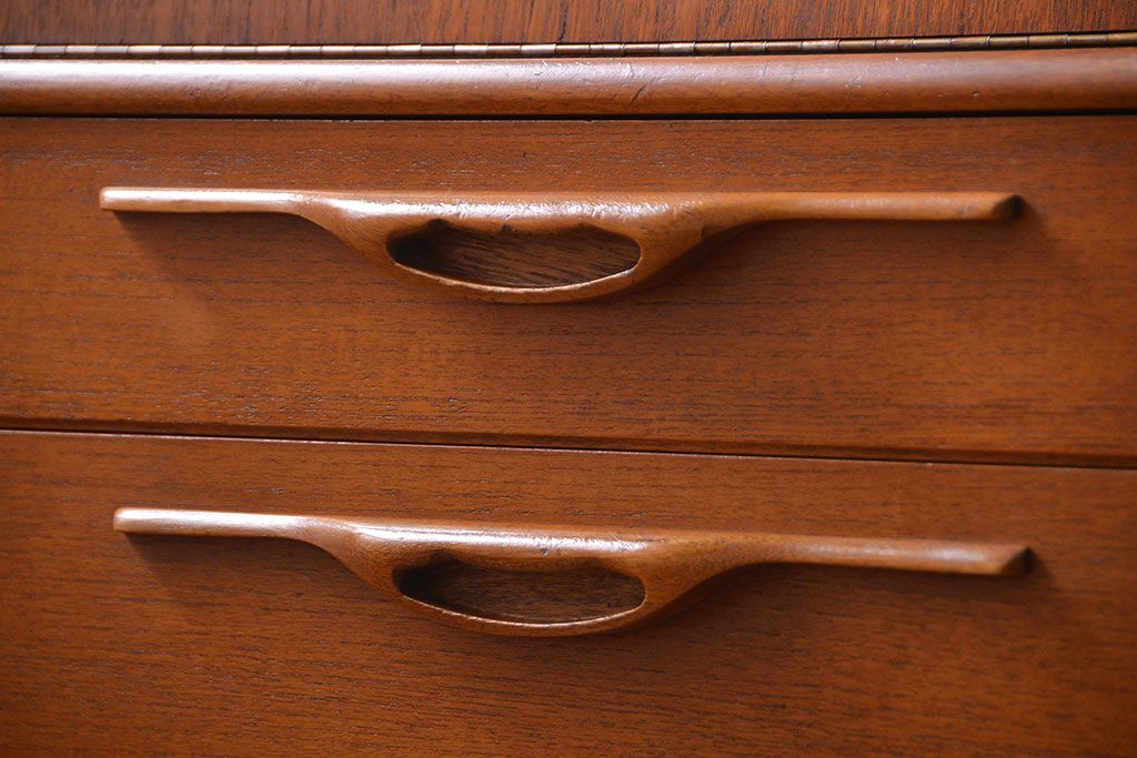 北欧家具 チーク材の北欧ビンテージ サイドキャビネット(サイドボード、リビングボード)