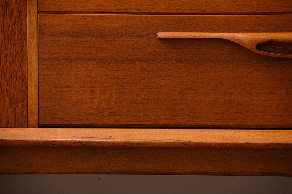 北欧家具 チーク材の北欧ビンテージ サイドキャビネット(サイドボード、リビングボード)