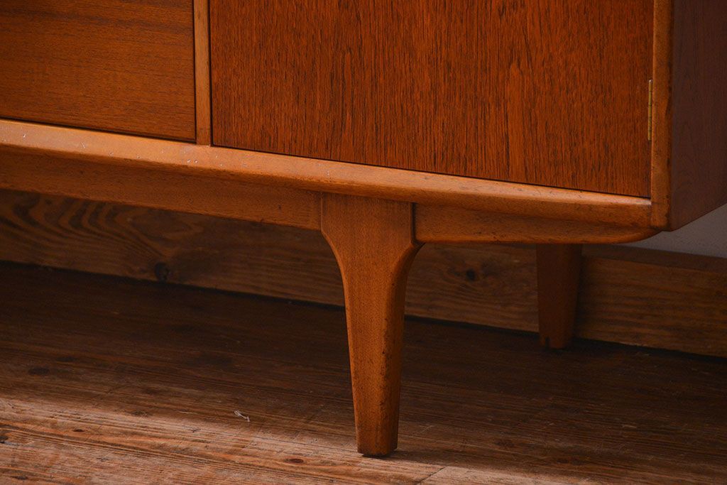 北欧家具 チーク材の北欧ビンテージ サイドキャビネット(サイドボード、リビングボード)