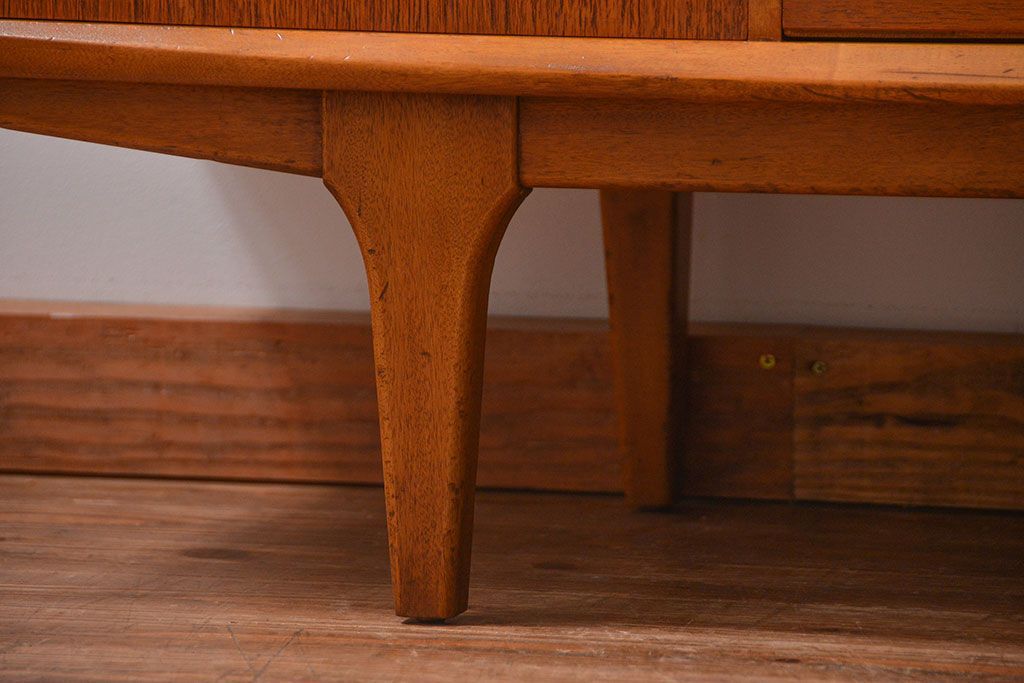 北欧家具 チーク材の北欧ビンテージ サイドキャビネット(サイドボード、リビングボード)