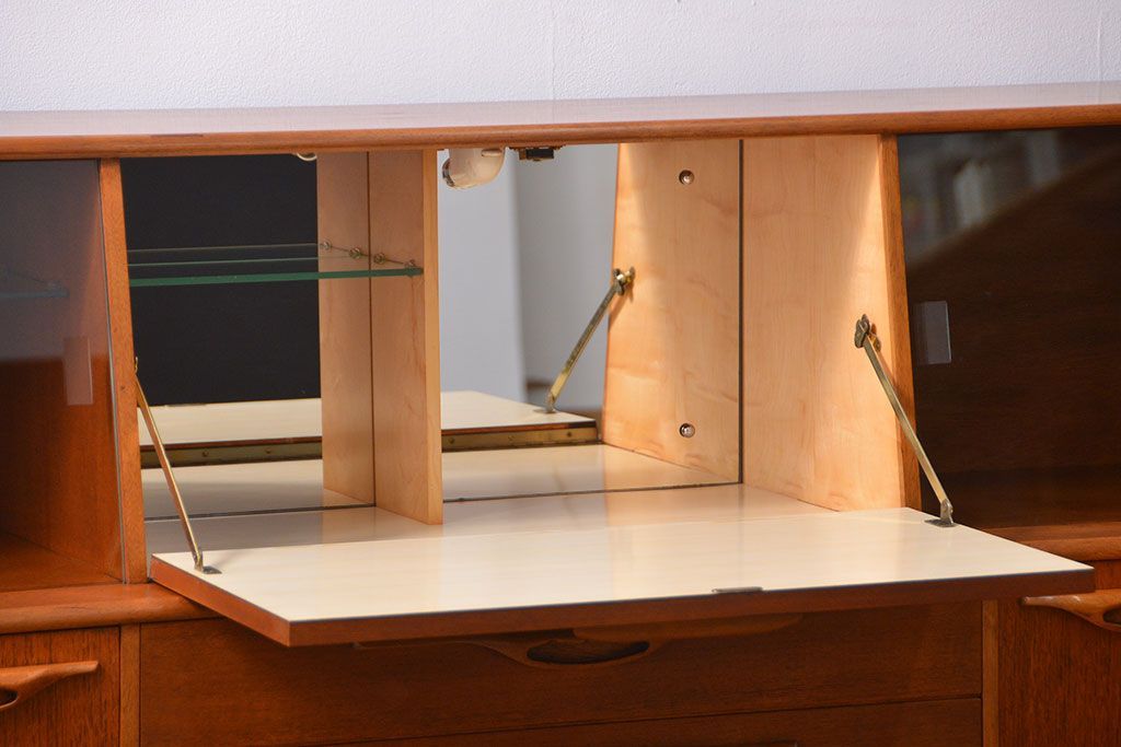 北欧家具 チーク材の北欧ビンテージ サイドキャビネット(サイドボード、リビングボード)