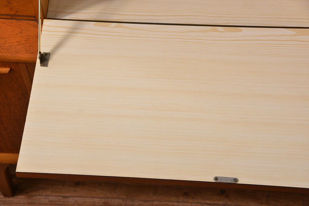 北欧家具 チーク材の北欧ビンテージ サイドキャビネット(サイドボード、リビングボード)