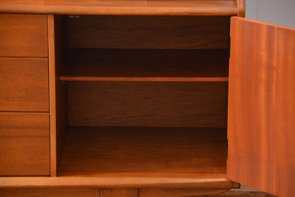 北欧家具 チーク材の北欧ビンテージ サイドキャビネット(サイドボード、リビングボード)