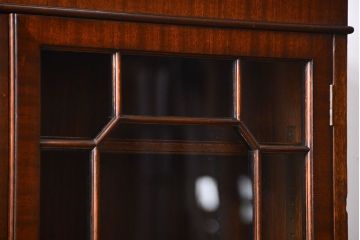 アンティーク家具　イギリスアンティーク ウォールナット材の上質で美しいキャビネット(ブックケース)